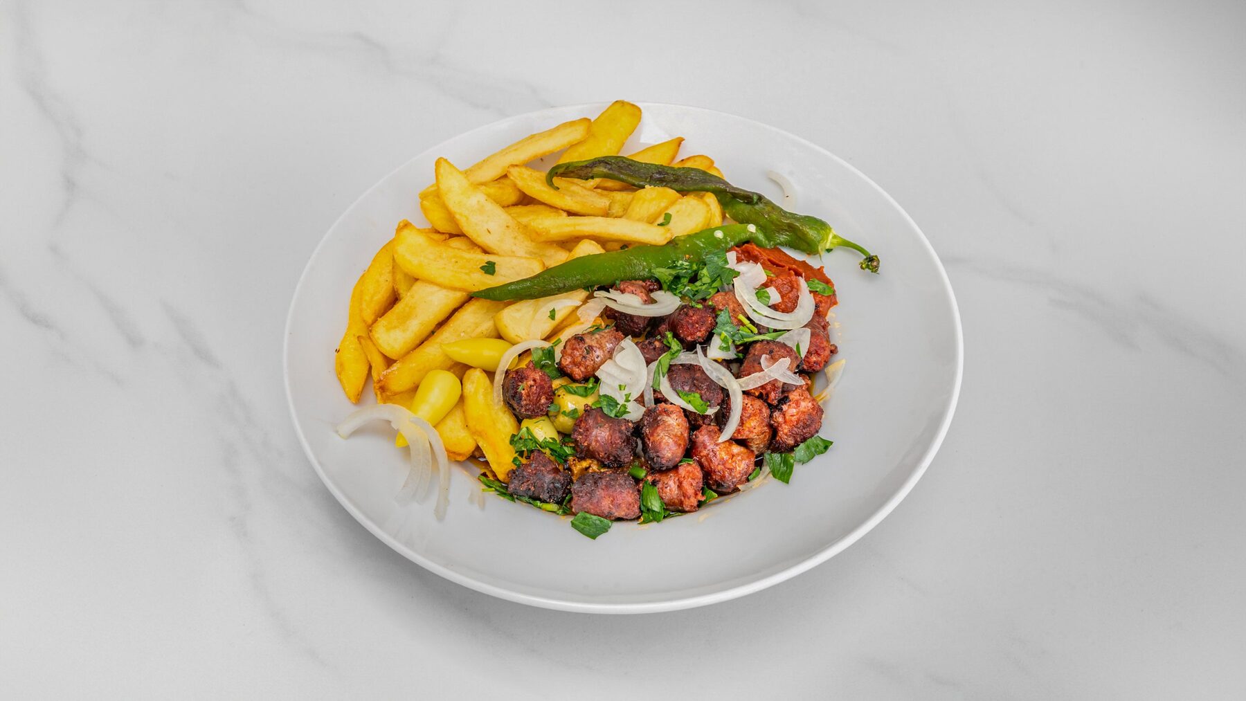Kafteji, merguez, frites et harissa