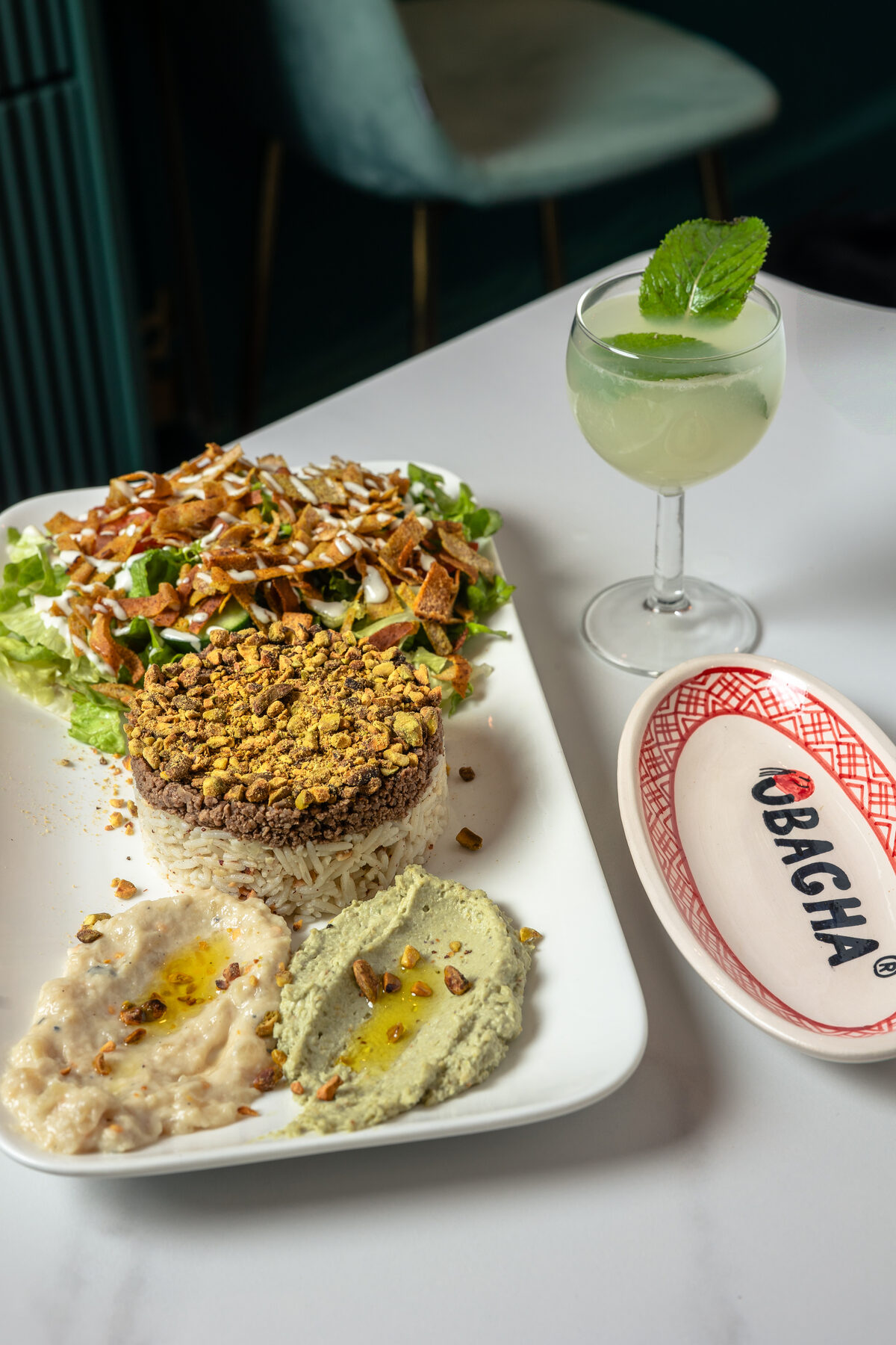 Assiette de kefta, riz et moutabal, servie avec une citronnade menthe