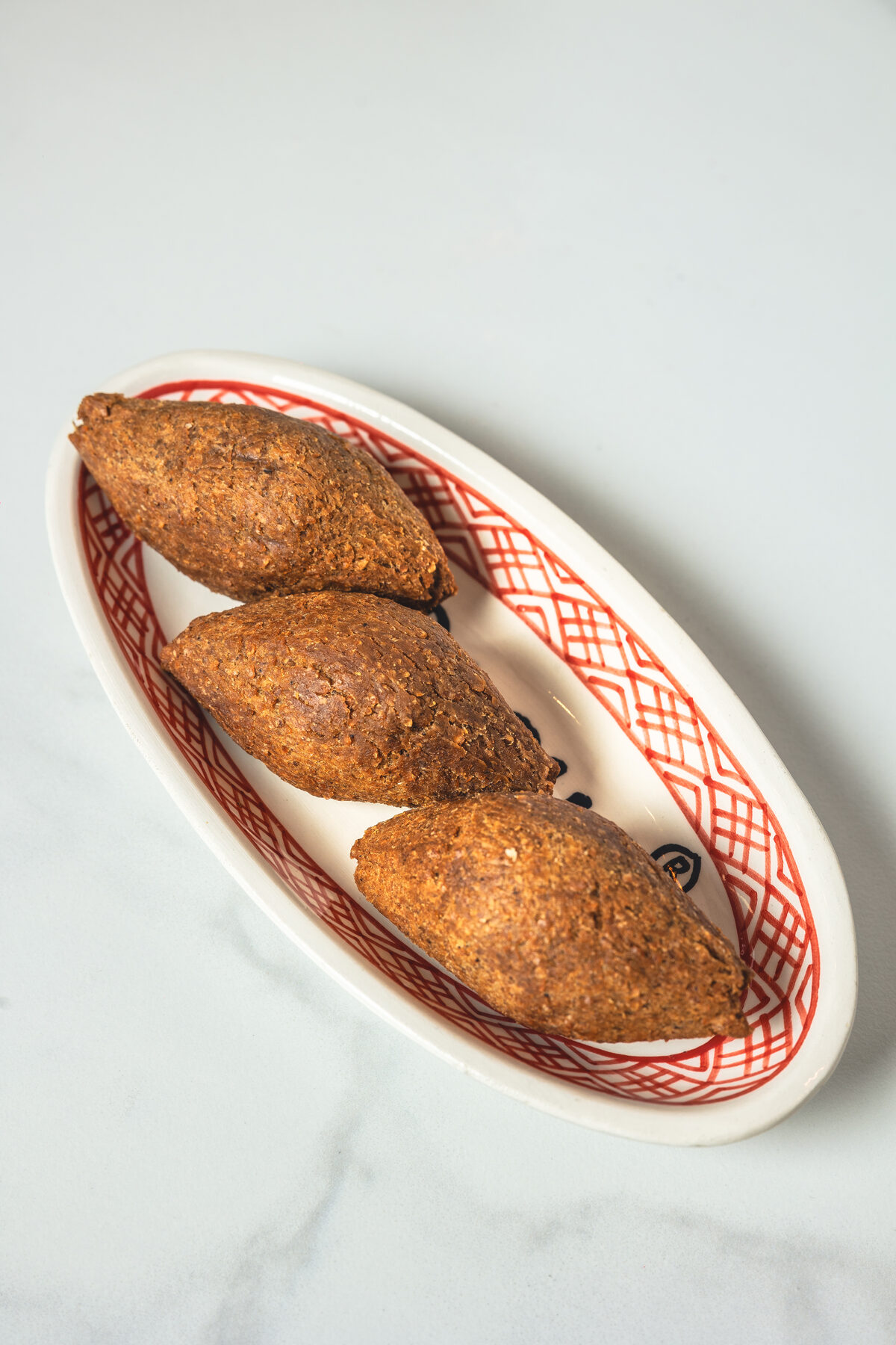 Assortiment de mezzés O'Bacha : kebbeh, sambousek et fatayer