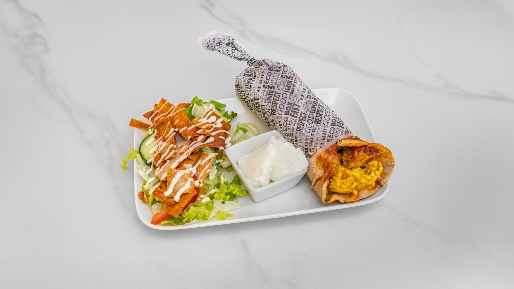 Sandwich poulet garni, frites et crudités