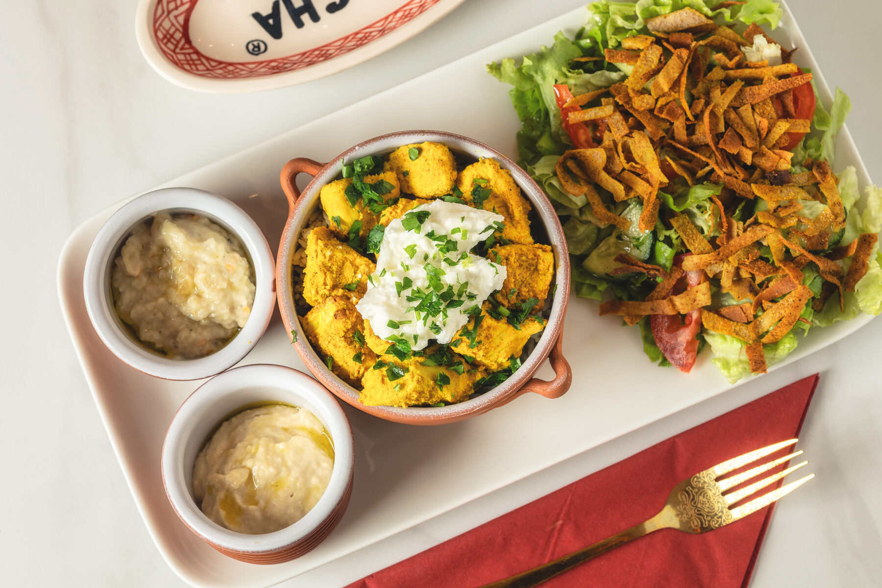 Poulet au curcuma et toum
