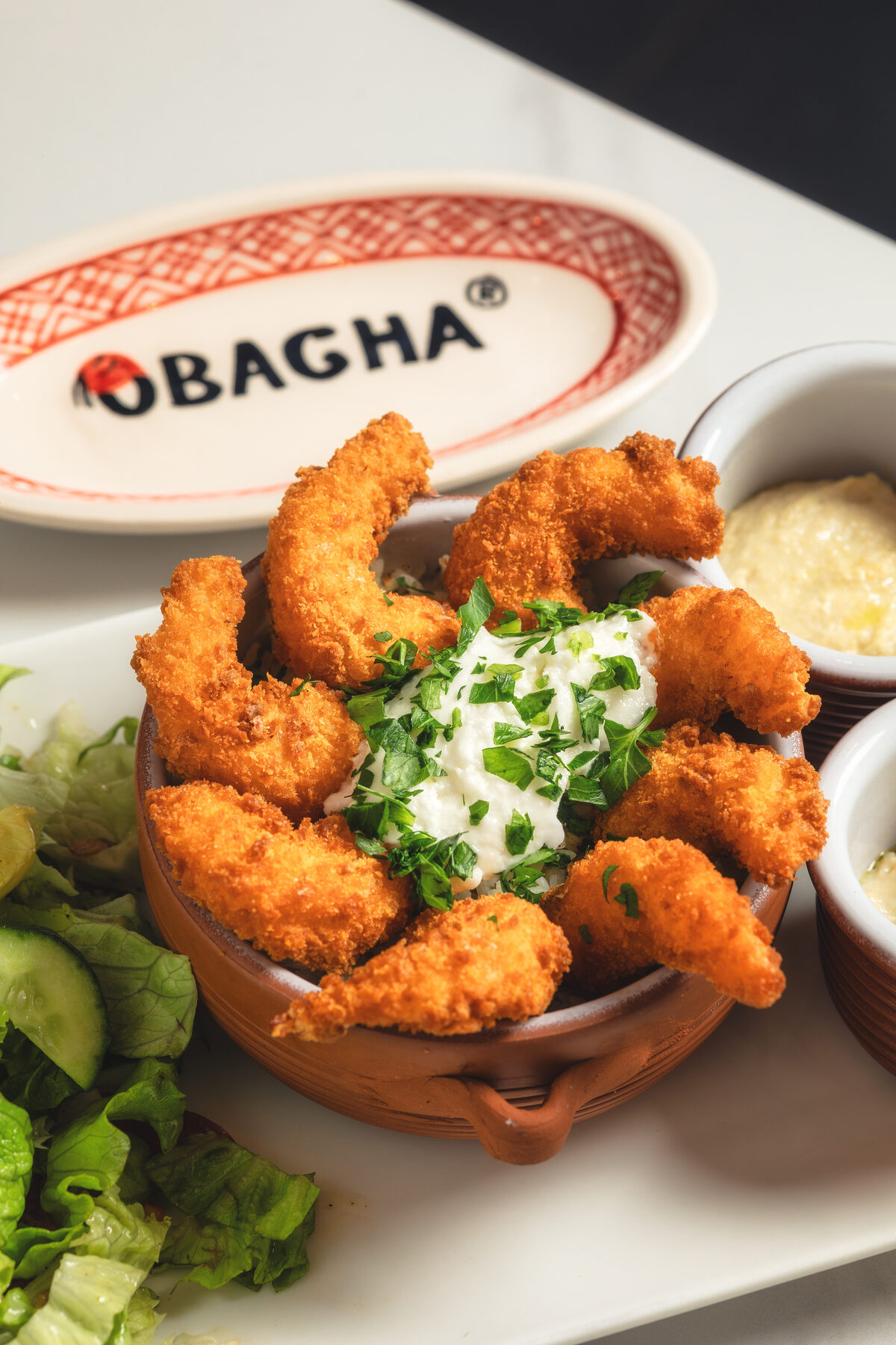 Crevettes panées servies dans un bol en terre cuite chez O'Bacha